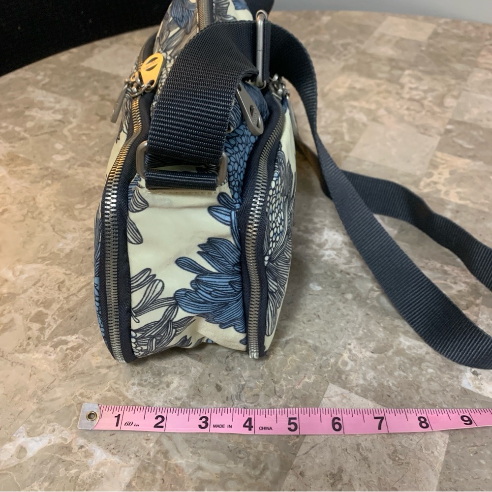 Baggallini Floral Crossbody Bag Turn Lock Purse Anywhere Everywhere Blue Cream! - Picture 5 of 16